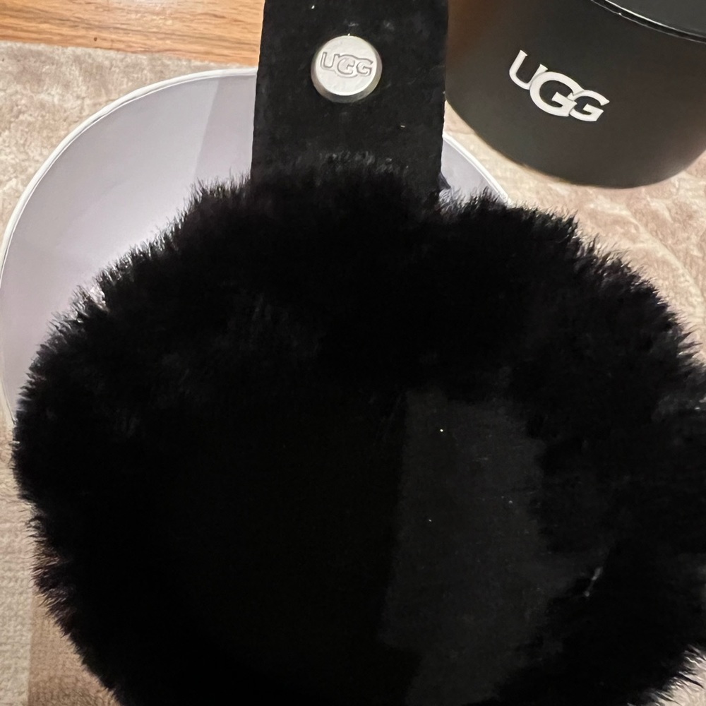 UGG Single Center Strap Earmuff Real Fur Sheepskin NWT - Picture 8 of 9